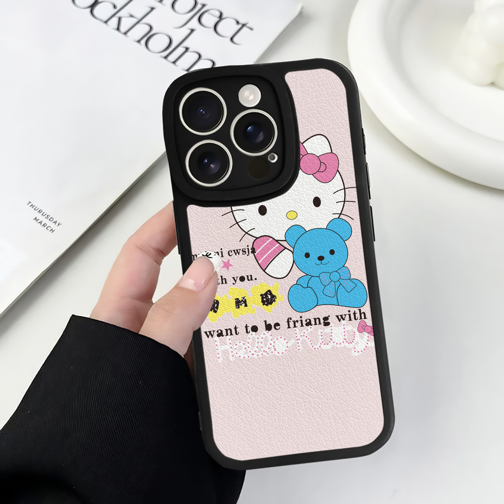 （画像用） Hello Kitty ハローキティ 【iPhone 16シリーズ対応】シリコンスマホケース（レザー調） 材質：シリコン